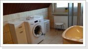 Das Bad ist mit Dusche. WC und Waschmaschine ausgestattet. Das Bad ist mit Dusche. WC und Waschmaschine ausgestattet.