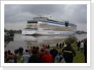 Lansam nähert sich das Schiff dem Nadelöhr.