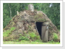 Eine Hütte aus Torfmoor in der Von-Velen-Museumsanlage erinnert  an die Entstehungsgeschichte von Papenburg.